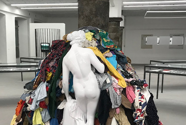 Biella, Cittadellarte Pistoletto Alapítvány, belső tér a volt textilgyárban, a Rongyok Vénusza installációval, Fotó: Cittadellarte Pistoletto Alapítvány
