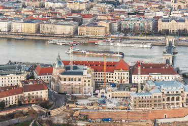 Az újjáépítések méretben legnagyobb épülete Honvéd főparancsnokság, és jobboldalt a Főhercegi palota egyaránt túl van a szerkezetkész fázison.
