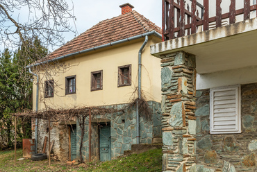 Az épületek hagyományos építőanyaga a közelben, akár az alapozásból kitermelt, puha üledékes kőzet, de a lábazati felületeket a falu határában ma is bányászott, egzotikus színű csatári zöld pala alkotja.
