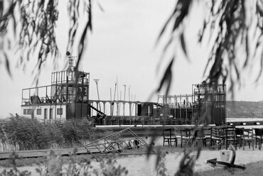 Balatonalmádi, Wesselényi strand. A "tutaj színház" és a nézőtér felállítása, 1963. Forrás: Fortepan 107134 Hunyady József
