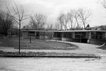 Balatonalmádi, a Wesselényi strandra vezető út, Bazársor a vasút mellett, 1962. Forrás: Fortepan 251652 / FŐMTERV, szerző: Domonkos Endre
