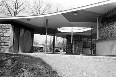 Balatonalmádi, a Wesselényi strandra vezető út, Bazársor a vasút mellett, 1962. Forrás: Fortepan 251654 / FŐMTERV, szerző: Domonkos Endre
