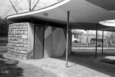 Balatonalmádi, a Wesselényi strandra vezető út, Bazársor a vasút mellett, 1962. Forrás: Fortepan 251655 / FŐMTERV, Szerző: Domonkos Endre
