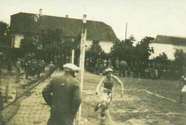 Mérkőzésjelenet az 1920-as években a mai Huray utca melletti sporttelepen. Forrás: https://hatsofuves.nemzetisport.hu/football-a-balaton-partjan / Balatonfüred, Lipták Gábor Városi Könyvtár, Helytörténeti Gyűjtemény – Simon Gyula hagyatéka
