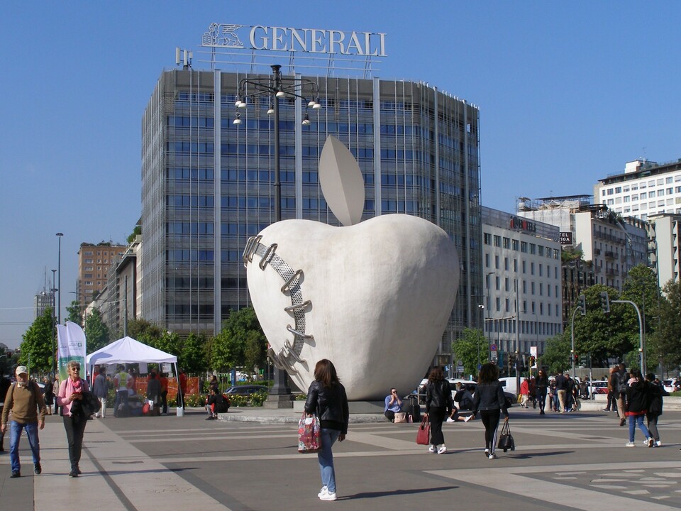 Miláno, Piazza Duca D’Aosta, a Reintegrált Alma a tér környező épületeivel, Fotó: Lampert Rózsa
