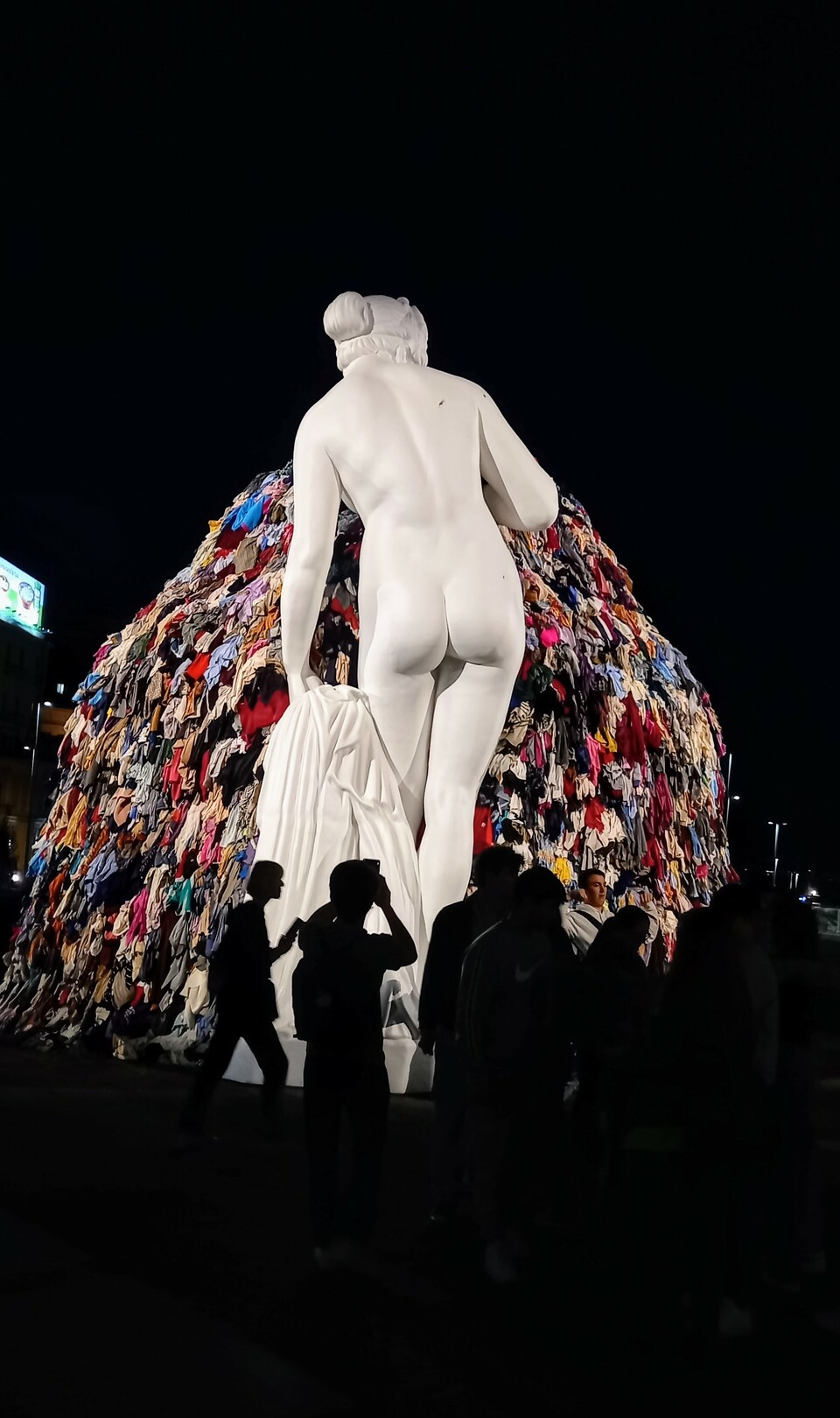 Nápoly, Piazza Municipio, Michelangelo Pistoletto képzőművész Rongyok Vénusza installáció, Fotó: Lampert Rózsa
