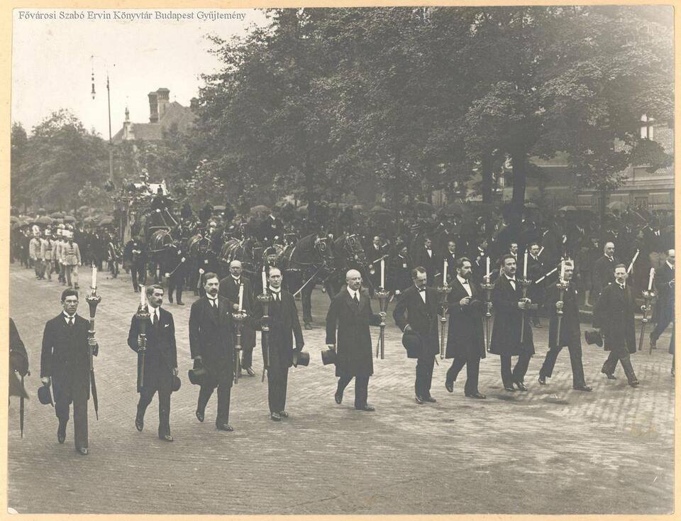 Lechner Ödön temetése, fáklyás gyászmenet (FSZEK, Budapest-képarchívum)
