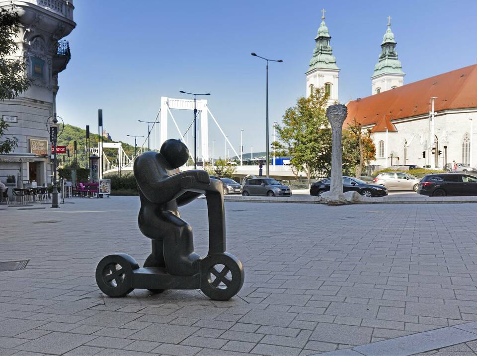 Boldi: Rollerező. Diabáz, 150x145x92 (sculptor.hu / Slezák István)
