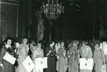 Vecsei Éva a párizsi városháza dísztermében (Salon Georges Bertrand), a párizsi Pompidou központban megrendezett kiállításról szóló nemzetközi építésznők társaságában. [Forrás: Vecsei Éva magángyűjteménye.]
