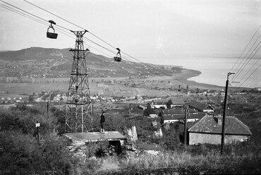 Badacsonytomaj, drótkötélpálya a bazaltbánya és a zúzóüzem között, 1961 / Forrás: Fortepan 143008, Chuckyeager tumblr
