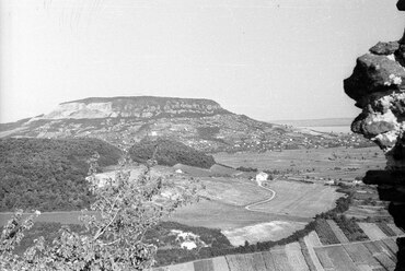 Szigliget, kilátás a várból a Badacsonyra, 1954 / Forrás: Fortepőan 45832, Krasznai Gyula
