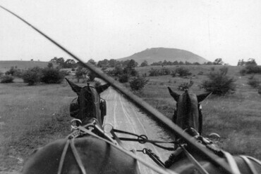 Tapolcai-medence Hegyesd felöl Zalahaláp felé nézve. Szemben a vulkáni eredetű Haláp, 1941. Forrás: Fortepan 46355 / Vojnich Pál
