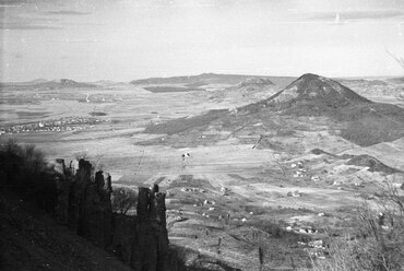 Kilátás a Badacsonyról a Tapolcai medencére, jobbra a Gulács, mögötte a Csobánc, balra hátul a Haláp, 1959. Forrás: Fortepan 45155 / Mészáros Zoltán
