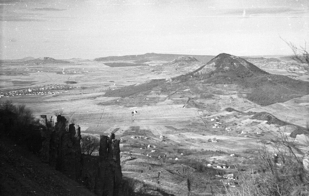 Kilátás a Badacsonyról a Tapolcai medencére, jobbra a Gulács, mögötte a Csobánc, balra hátul a Haláp, 1959. Forrás: Fortepan 45155 / Mészáros Zoltán
